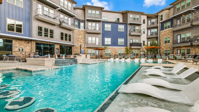 Resort-inspired pool with tanning ledge