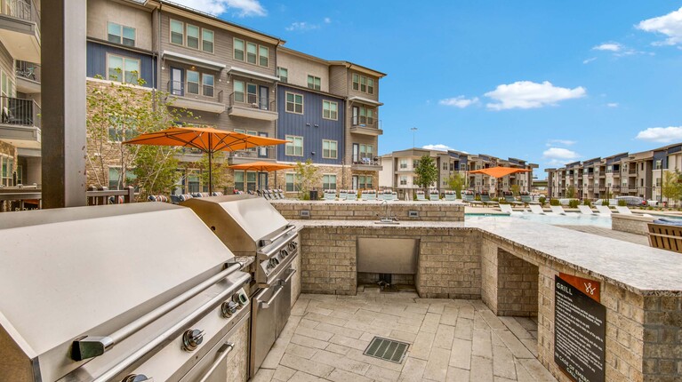Outdoor chef's kitchen and grilling station