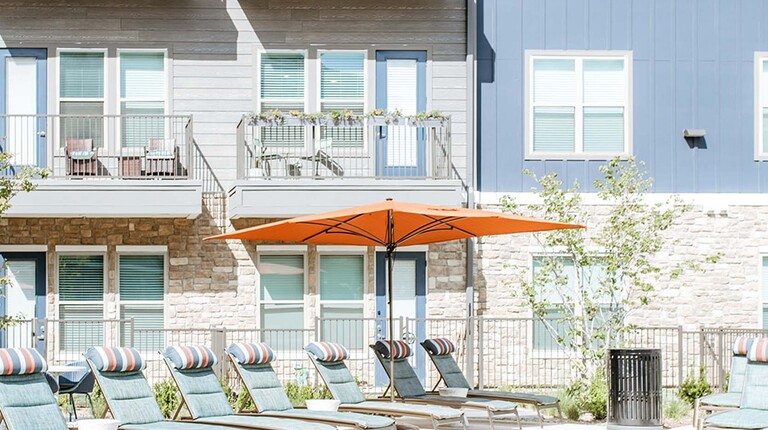 Resort-inspired pool with tanning ledge