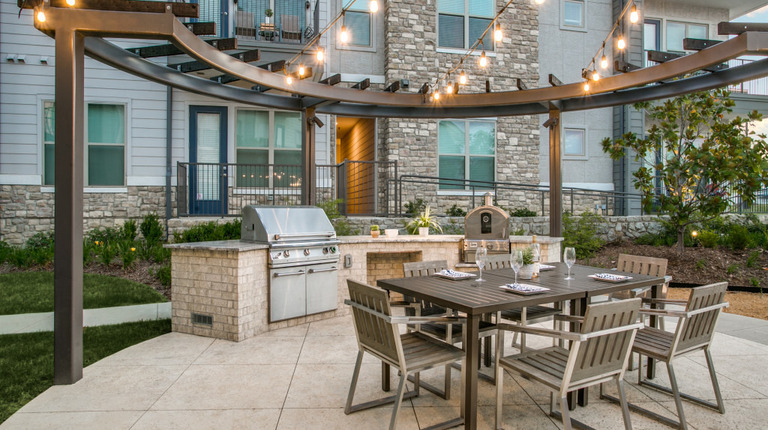 Outdoor grilling station and dining patio
