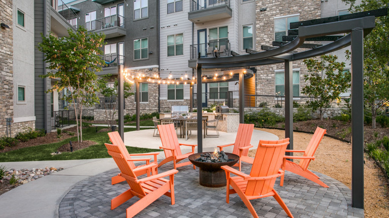 Outdoor fire pit
