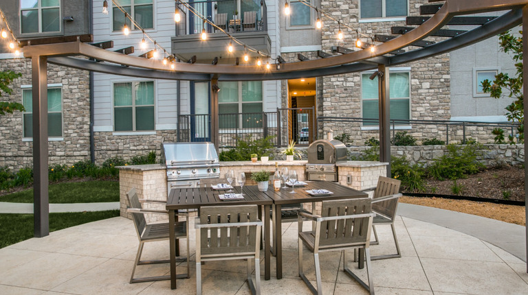 Outdoor Grilling Station and Dining Patio