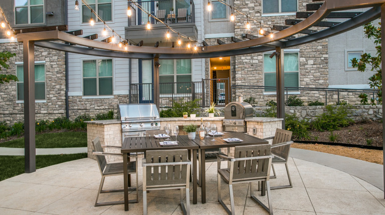 Outdoor grilling station and dining patio