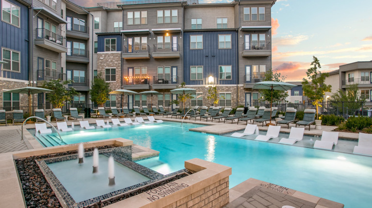 Resort-style pool with fountain